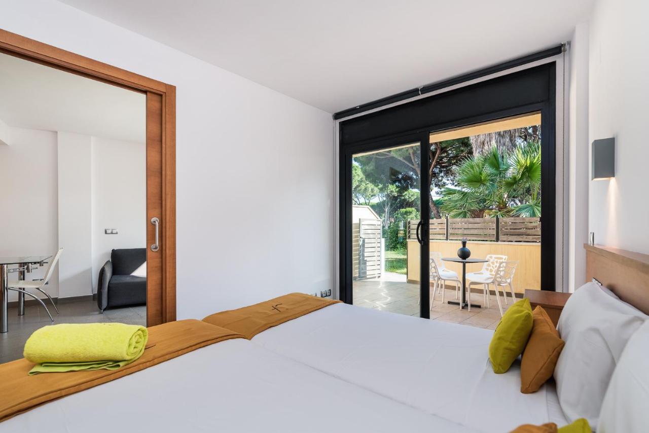 Aparthotel Las Palmeras カステルデフェルス エクステリア 写真