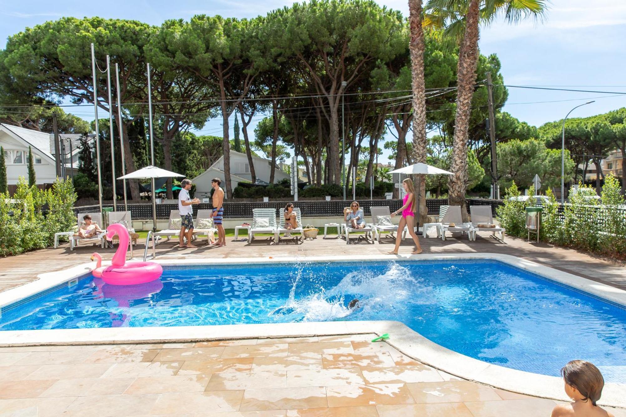 Aparthotel Las Palmeras カステルデフェルス エクステリア 写真